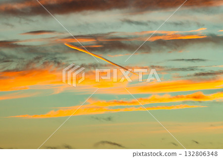 夕陽染紅的凝結尾跡 a-1-2 高飽和對比度 夕陽染紅的凝結尾跡 a-1-2 高飽和對比度 132806348