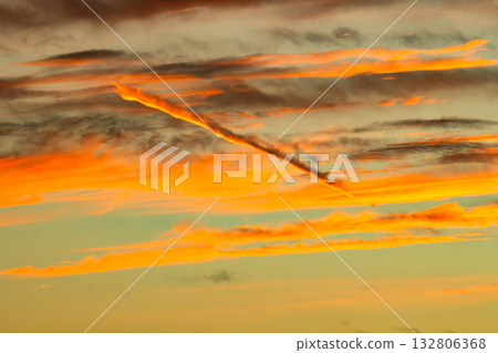 Contrails in the sunset c-2-2 Warm colors High saturation and contrast 132806368