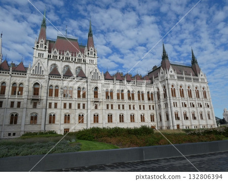 布達佩斯國會大廈位於多瑙河畔 132806394