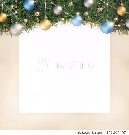 閃閃發光的聖誕裝飾品,配上白色底板和米色模糊背景。 閃閃發光的聖誕裝飾品,配上白色底板和米色模糊背景。 132806497