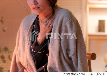 穿著睡衣的病弱女子 穿著睡衣的病弱女子 132806511