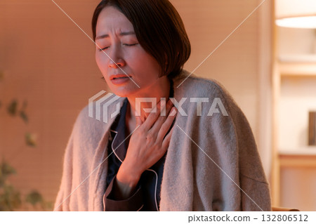 穿著睡衣的病弱女子 穿著睡衣的病弱女子 132806512