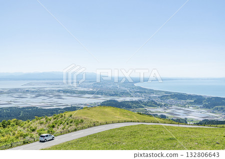 秋田縣男鹿市 - 初夏時節從乾峰山頂眺望男鹿半島（含車輛，前往秋田市方向） 132806643