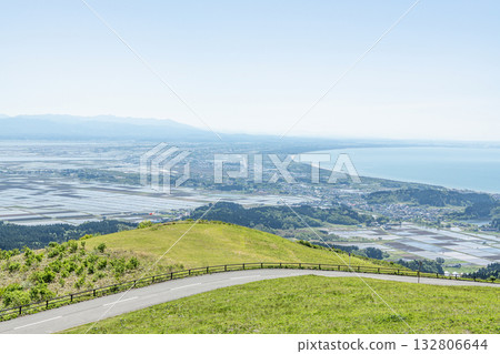 秋田縣男鹿市 - 從乾峰山頂眺望男鹿半島的初夏景色(朝秋田市方向) 秋田縣男鹿市 - 從乾峰山頂眺望男鹿半島的初夏景色(朝秋田市方向) 132806644