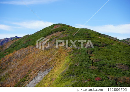 秋季從東大雪山東國嶺出發~前往音布與群山 秋季從東大雪山東國嶺出發~前往音布與群山 132806703