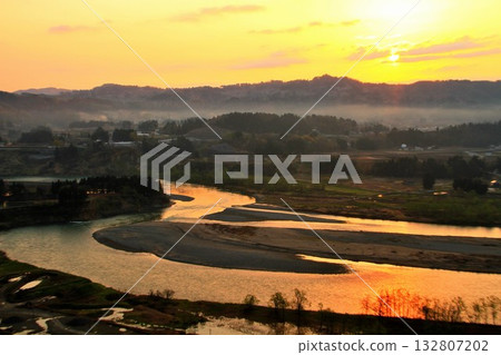 黎明時分，信濃川上雲海翻騰，晨曦初露。 132807202
