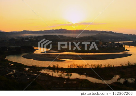 黎明時分，信濃川上雲海翻騰，晨曦初露。 132807203