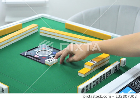 女人的手在打麻將 女人的手在打麻將 132807308