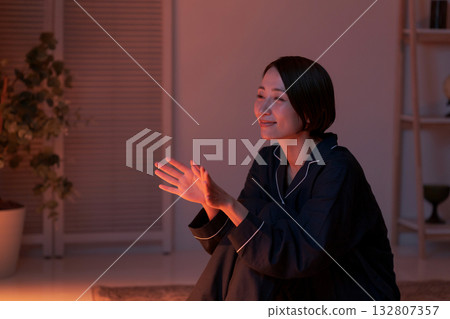 坐在睡衣的女人 132807357