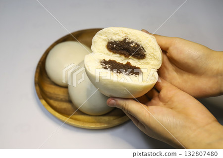 Steamed buns, a favorite snack in winter Steamed buns, a favorite snack in winter 132807480