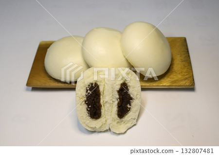 Steamed buns, a favorite snack in winter Steamed buns, a favorite snack in winter 132807481