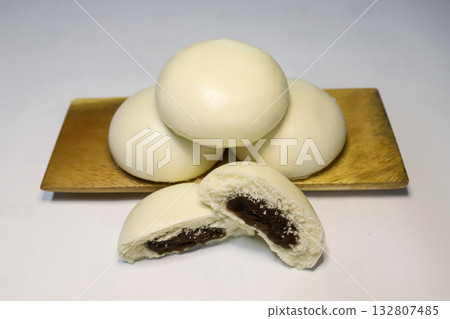 Steamed buns, a favorite snack in winter Steamed buns, a favorite snack in winter 132807485