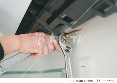 air conditioning, hand, male 132807629