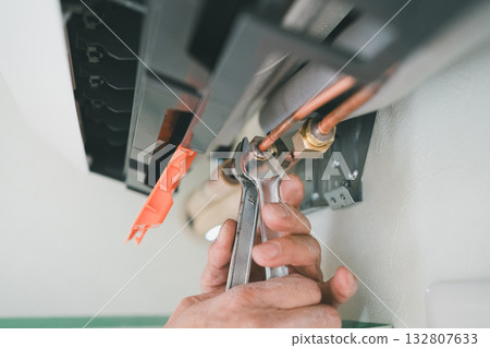 constructing, hand, male 132807633