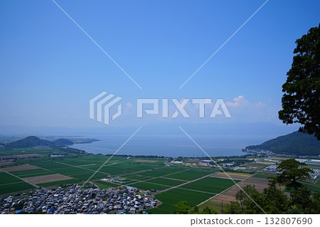 滋賀縣近江八幡－從八幡山眺望近江平原、琵琶湖和平良山脈（西北方向，夏季） 132807690
