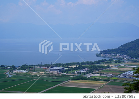 滋賀縣近江八幡：從八幡山眺望琵琶湖、運動公園和長明寺溫泉（西北方向，夏季） 132807692