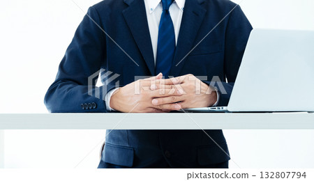 雙手放在桌上的商人 132807794