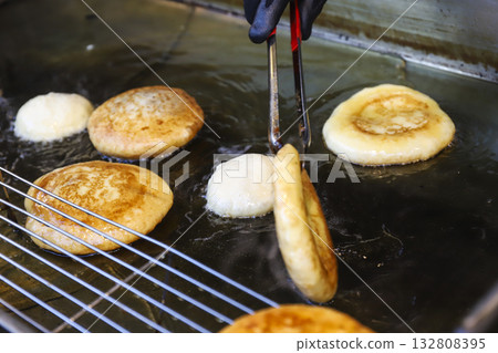 Korean hotteok, a favorite snack in winter Korean hotteok, a favorite snack in winter 132808395