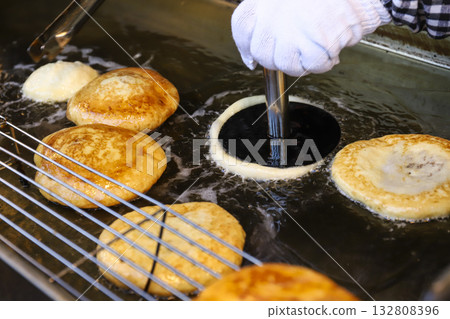 Korean hotteok, a favorite snack in winter 132808396