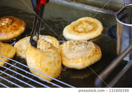 Korean hotteok, a favorite snack in winter 132808398