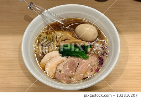 Refreshing soy sauce ramen with shellfish broth 132810207