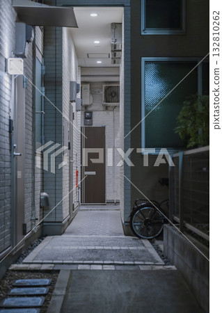 夜幕下的公寓共用走廊和入口大門 夜幕下的公寓共用走廊和入口大門 132810262