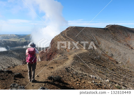一位女登山者在阿蘇山火山口觀景台附近拍照。 132810449