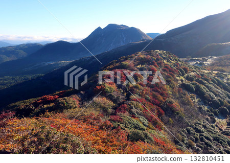 從牧之登峠到九重山脈的俱掛山可以看到秋葉 從牧之登峠到九重山脈的俱掛山可以看到秋葉 132810451