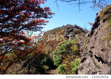 Autumn leaves on Mount Kutsukake in the Kuju Mountain Range 132810458