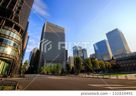 在中央車站前,沐浴在耀眼的晨光中…東京車站附近的商業區 在中央車站前,沐浴在耀眼的晨光中…東京車站附近的商業區 132810491