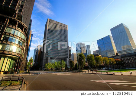 在中央車站前,沐浴在耀眼的晨光中…東京車站附近的商業區 在中央車站前,沐浴在耀眼的晨光中…東京車站附近的商業區 132810492