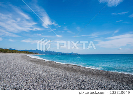 Winter sea (Shichiri Mihama Fureai Beach, Mie Prefecture) 132810649