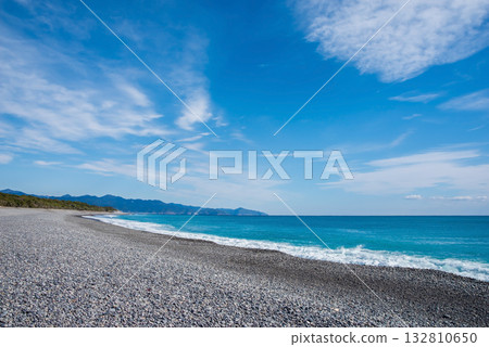 Winter sea (Shichiri Mihama Fureai Beach, Mie Prefecture) 132810650