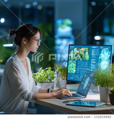 研究計算機的婦女 132810842