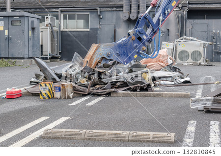 [Store demolition and heavy machinery] 132810845