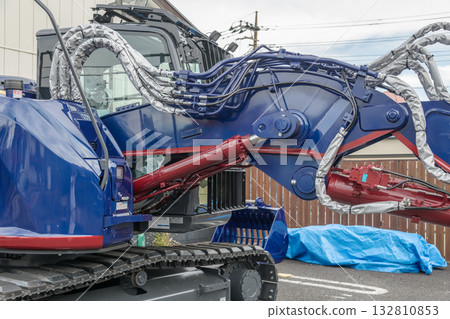 [Store demolition and heavy machinery cylinders] 132810853