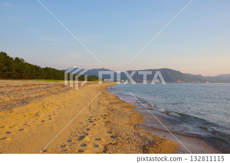 兵庫縣南淡路市黃昏的慶野松原海灘 132811115