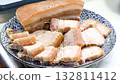 新鮮蒸熟的豬肉，盛在盤子裡 132811412