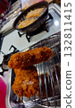 新鮮炸製的千層酥皮肉排 132811415