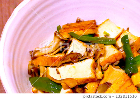 Stir-fried deep-fried tofu, maitake mushrooms and green peppers 132811530