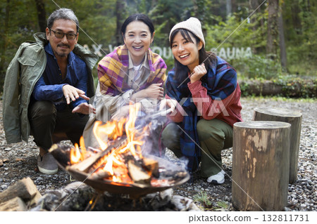 一家人在露營地點燃篝火 132811731