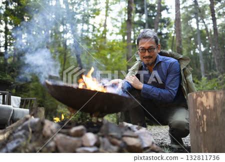 一個人在露營地篝火 132811736