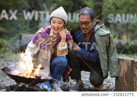 一家人在露營地點燃篝火 132811773