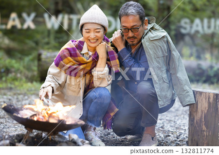 一家人在露營地點燃篝火 132811774