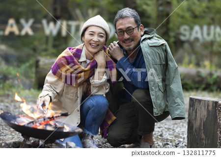 一家人在露營地點燃篝火 132811775