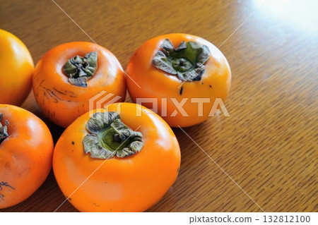 木桌上的會津峰白柿子。還有空位。 木桌上的會津峰白柿子。還有空位。 132812100