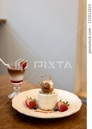 Strawberry cake and strawberry royal milk tea 132813824