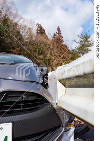 一輛轎車撞上護欄，左前方受損。 132813948