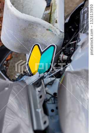 受損車輛和新手標記 132813950