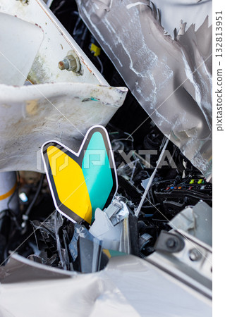 受損車輛和新手標記 受損車輛和新手標記 132813951